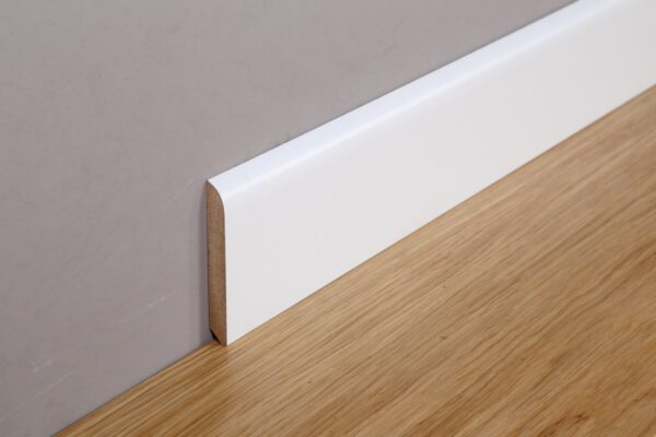 Battiscopa/zoccolino in MDF Laccato Bianco – Profilo Becco di Civetta altezza 82 mm x spessore 11 mm