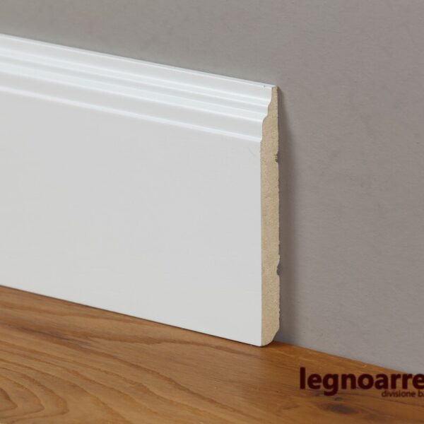 Battiscopa/zoccolino Ducale laccato bianco in legno massello di Ayous stile inglese 120 x 13 mm Roma Milano